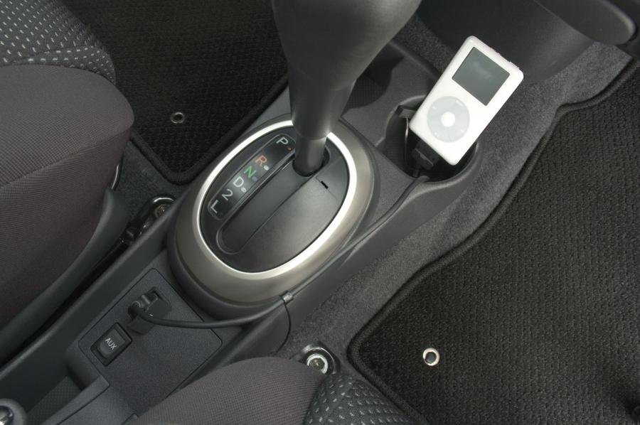 Детали интерьера Scion xB 2006 года  (фото 7 из 19)